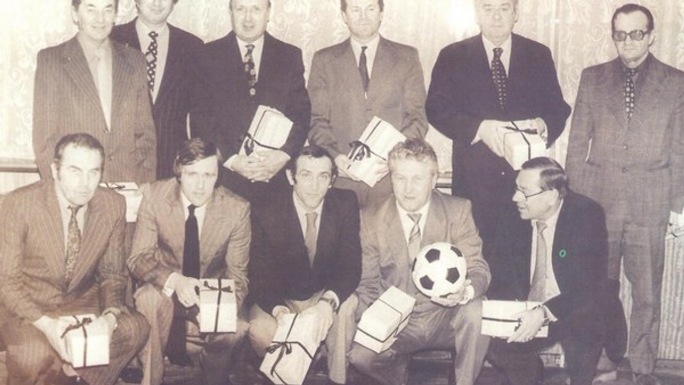 Najlepší prešovskí futbalisti v ankete Prešovských novín pri príležitosti 85. výročia klubového futbalu v Prešove. Zľava: František Semeši, Jozef Bomba, Ján Karel, Alexander Felszeghy, Jozef Kuchár, Gejza Šimanský, v podrepe zľava: Július Holeš, V