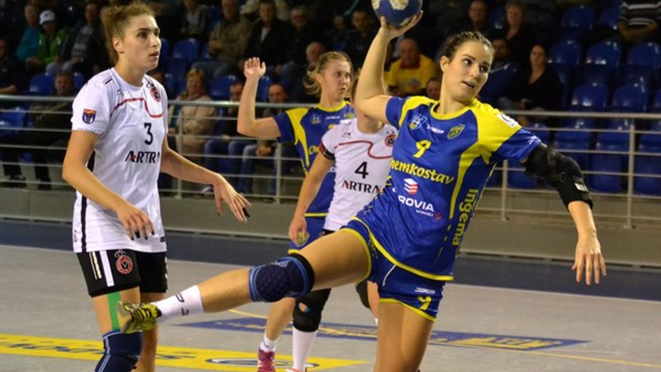 Vladimíra Kišíková pri streľbe. Verí, že sa jej dnes bude dariť tak, ako s Plzňou.