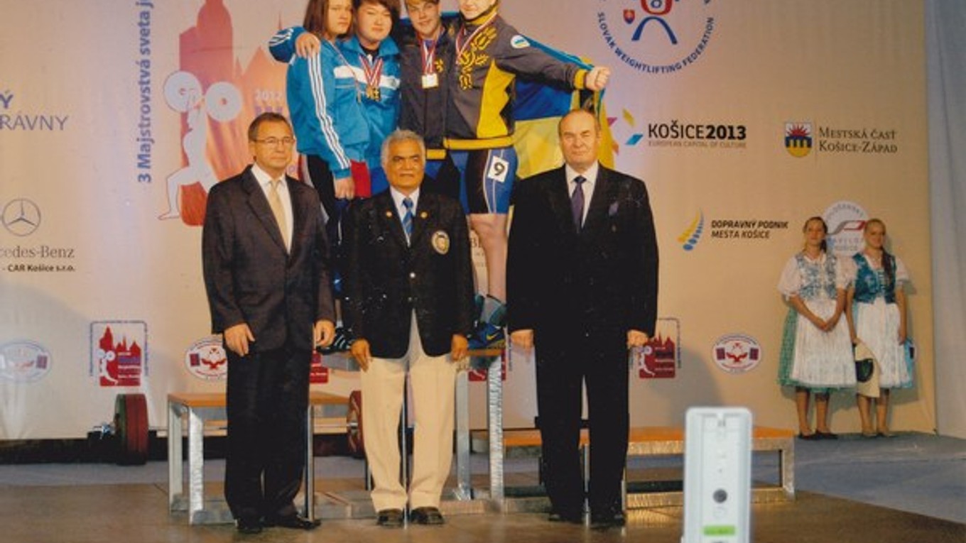 Záber z  jedného  slávnostného vyhlásenia výsledkov MSJ v Košiciach v r. 2012. Vpravo stojí predseda organizačného výboru šampionátu Pavol Mutafov.