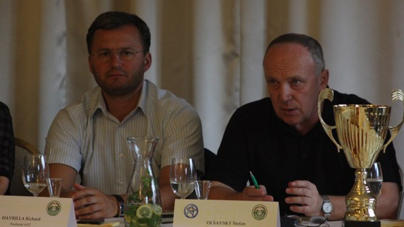 Aktív tretej ligy. Predseda VsFZ Richard Havrilla (vľavo) a predseda ŠTK VsFZ Štefan Olšavský.