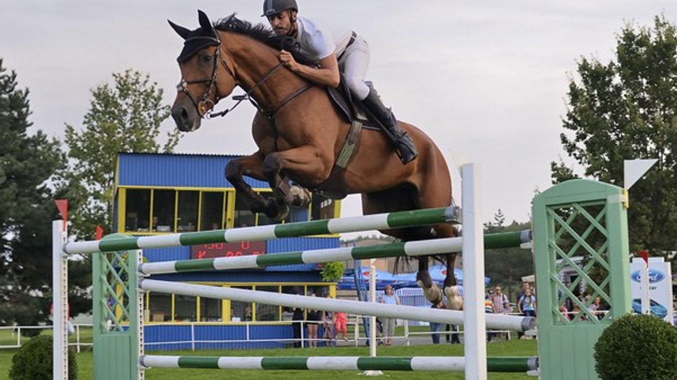 Vyskočil najvyššie. Martin Bulík na koni Landro v preskoku cez 175 cm prekážku.