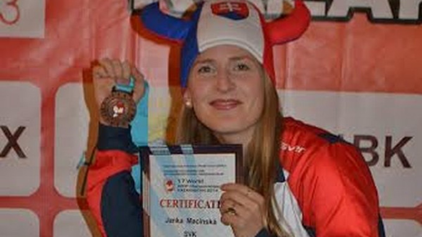 Jana Macinská s medailou.