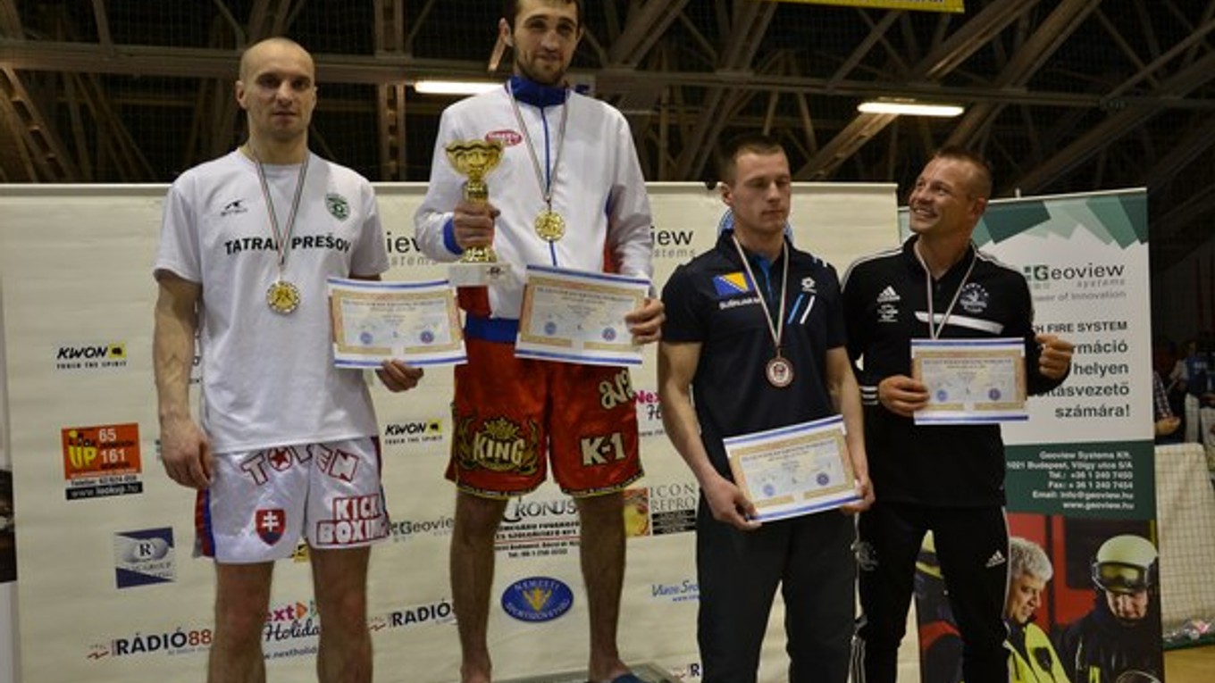 Na stupňoch víťazov. Strieborný Miroslav Smolar (vľavo) v disciplíne low kick do 71 kg.