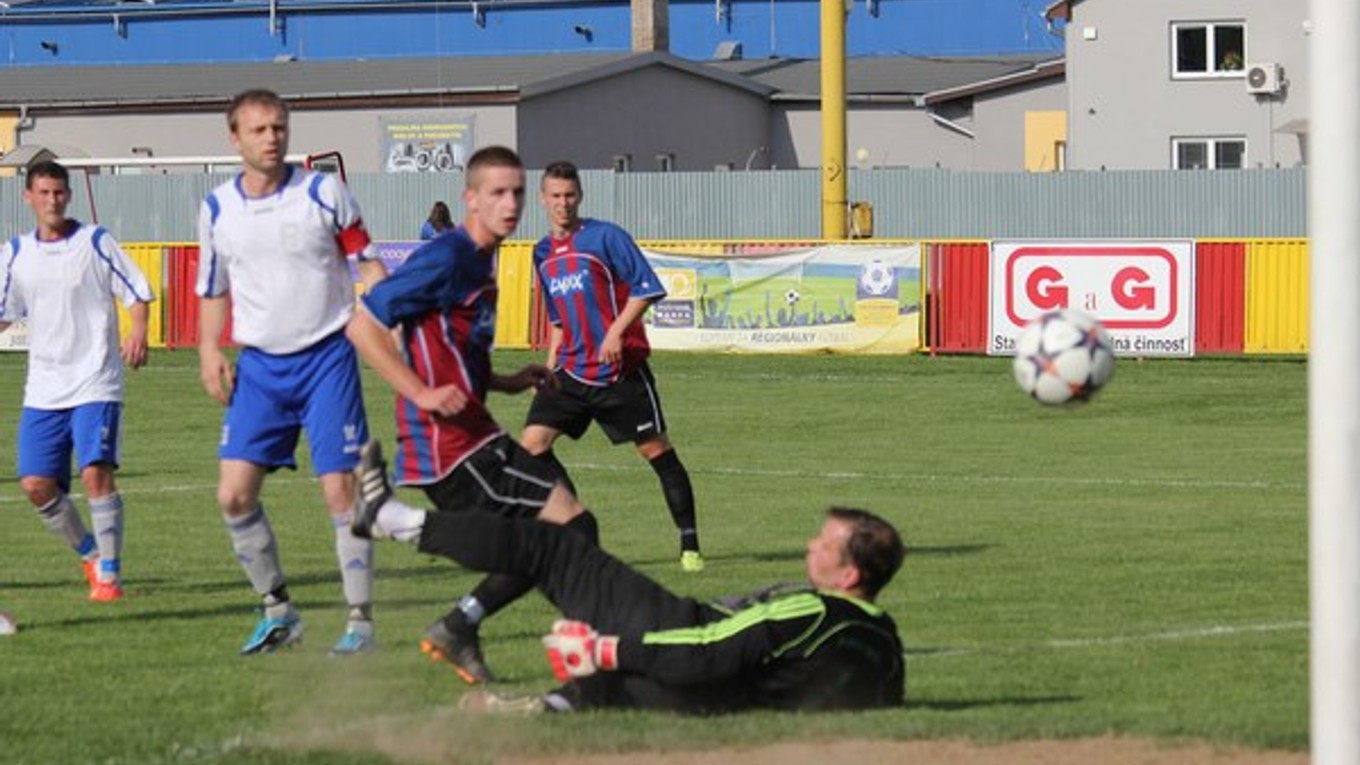 Tento gól začal kanonádu. Filip Kis (v tmavom) a kapitán Svitu Juraj Jarkuliš už iba sledovali, ako lopta zo štandardky Petra Slicha putuje do siete hostí.