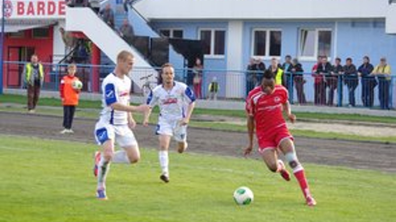 Peter Nworah (vpravo). Striedajúci hráč Bardejova v prieniku.