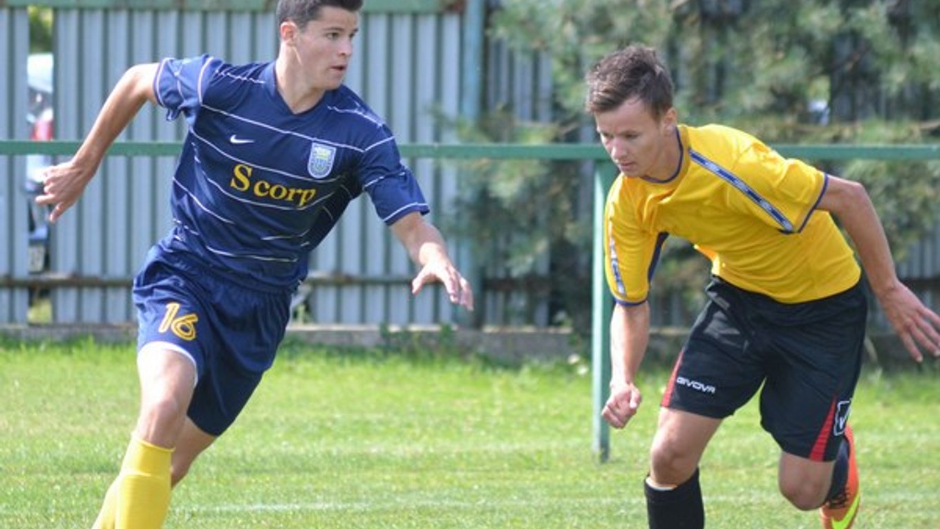 Útočník Martin Regáli (vľavo). Jedným gólom prispel k výhre 5:0 nad Sobrancami.