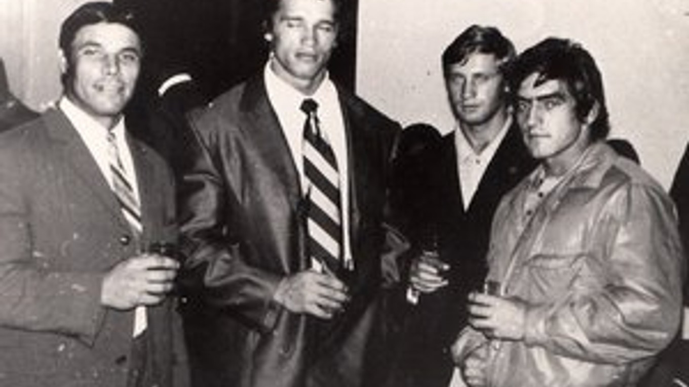 Spoločné stretnutie účastníkov a hostí MS 1971 v Paríži. Vľavo L. Kléri, vedľa neho stojí slávny Arnold Schwarzenegger, ktorému sa vtedy ešte ani nesnívalo o hollywoodskej hereckej sláve a o tom, že raz bude guvernérom Kalifornie. Vedľa neho ďalší repreze