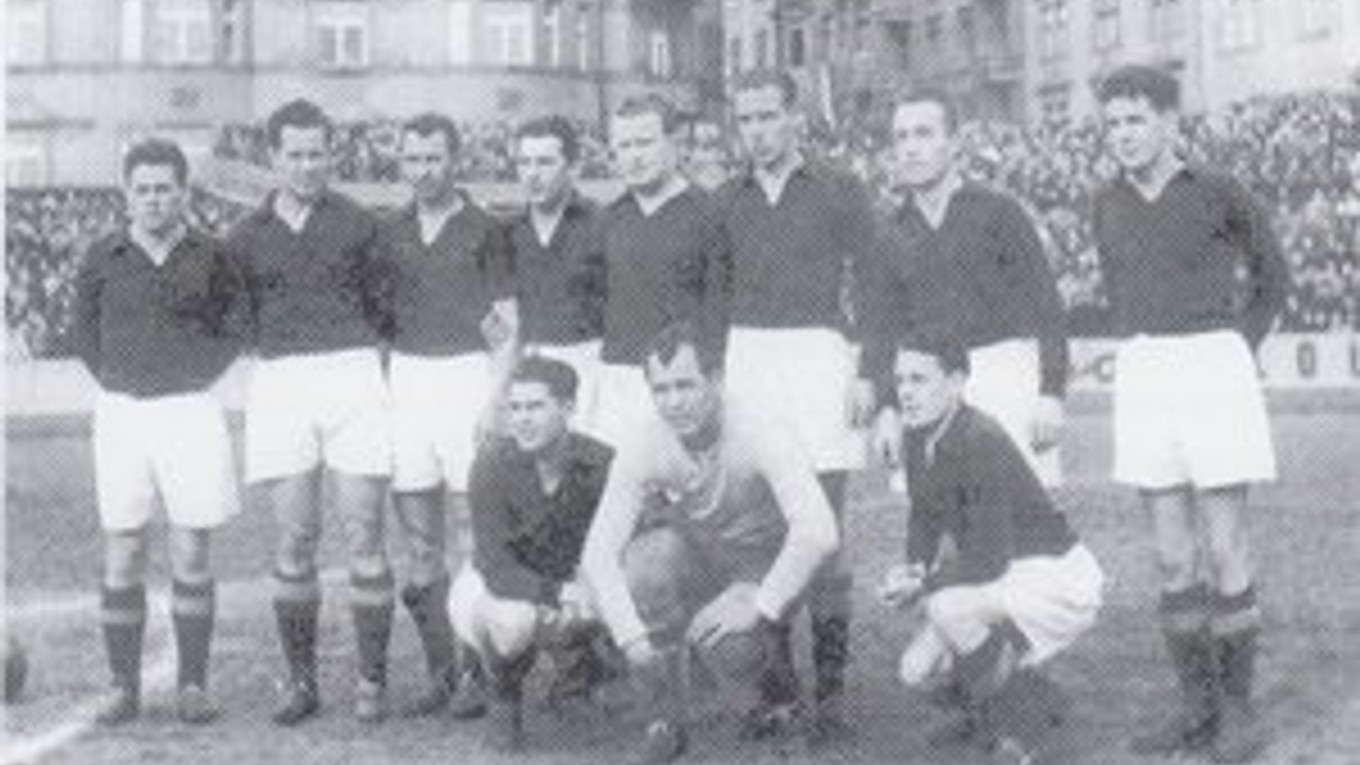 Ašpirant na titul. Dynamo ČSD Košice siahalo po korune majstra v roku 1951. Zľava -  stoja: J. Hučka, Zibrinyi, Vyšňanský, Labodič, Klimek, Polgár, Nepko, Leško. V podrepe – zľava: Greškovič, Matys, Miškovský.