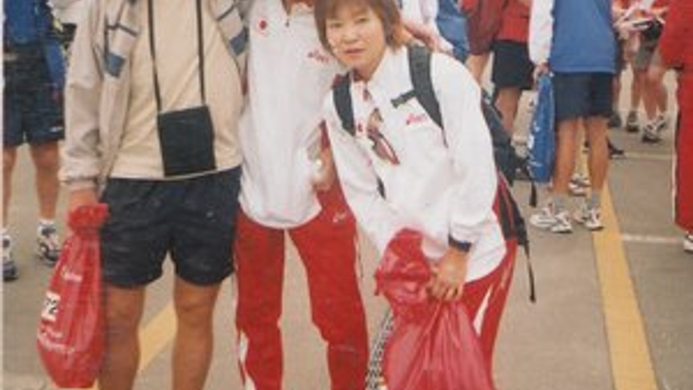 Vytrvalecké priateľstvá. Na MS v Japonsku si s Lindvaiom (vľavo) zapózoval aj miestny ultrabežec.
