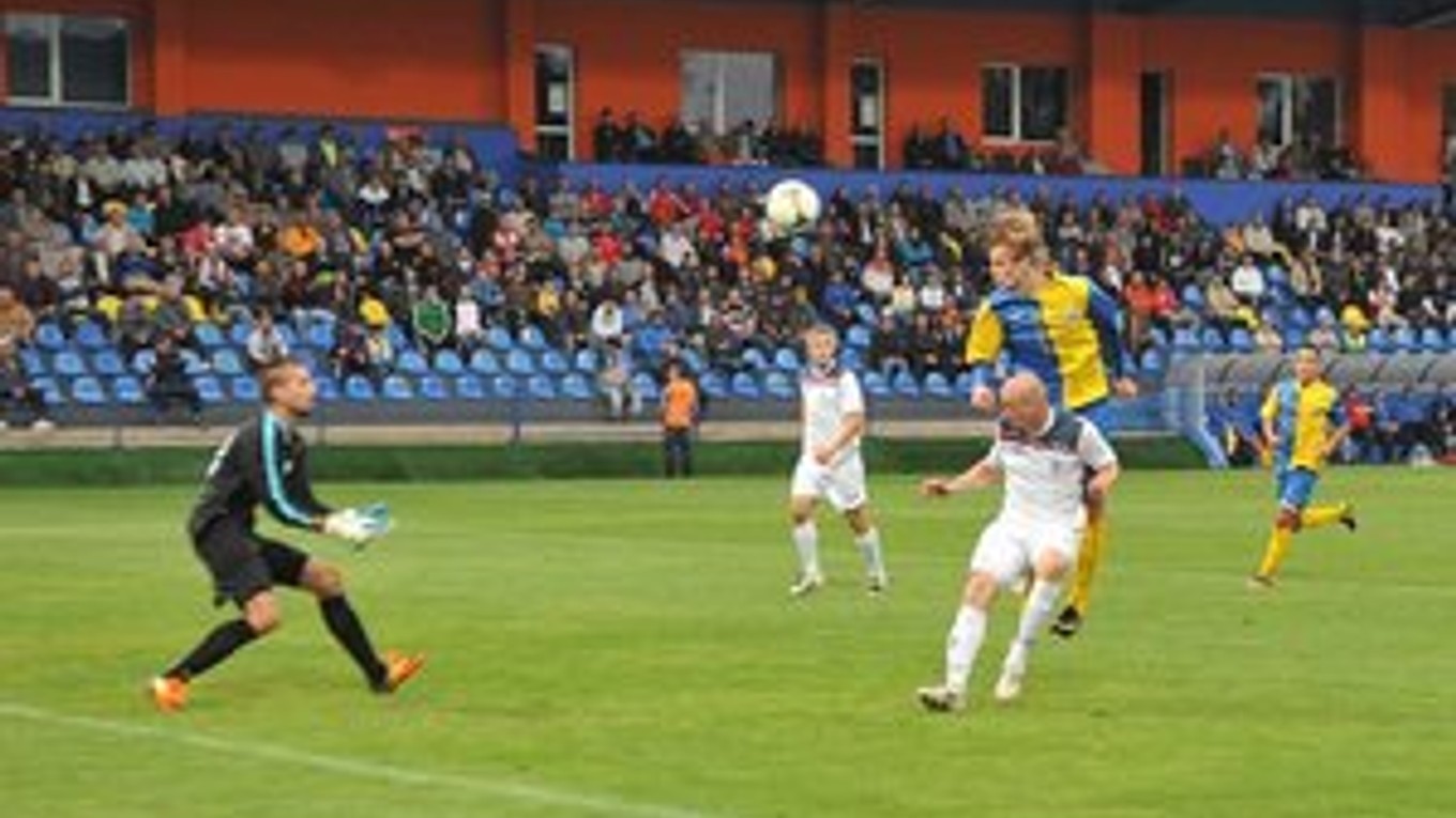 Úvodný gól zápasu v Michalovciach. Zaznamenal ho hlavou útočník MFK Zemplín Michal Hamuľak (najvyššie).
