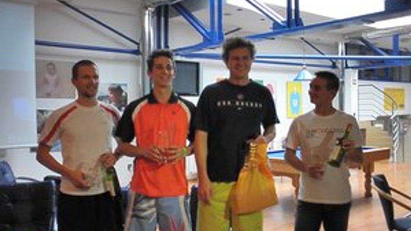 Najlepší. Zľava: Pavol Belluš (Squash Liptov), Maroš Trabalka (Squash Liptov), Ján Bánoci (Baldi squash klub), Matúš Kaletta (víťaz plate).