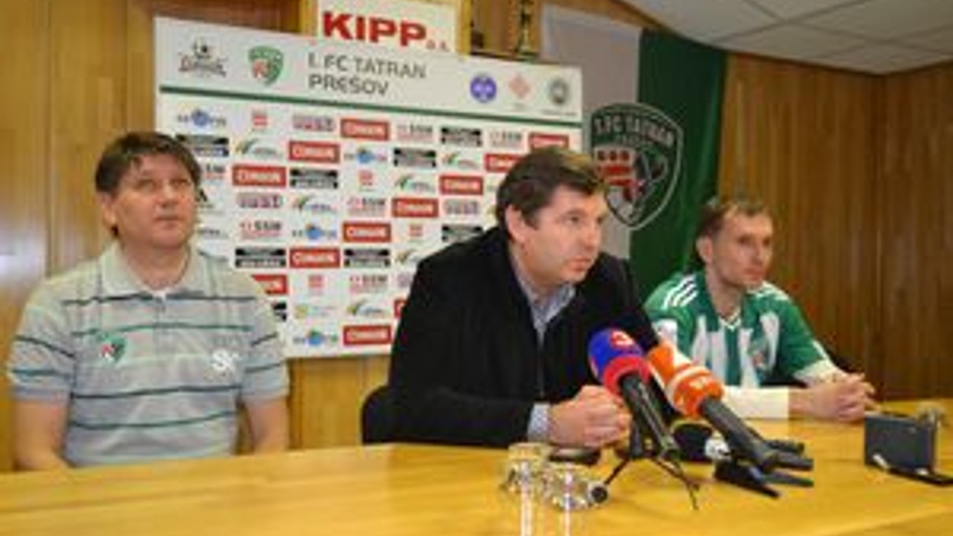 Na tlačovej besede. Oficiálne predstavil prezident klubu 1. FC Tatran Prešov Miroslav Remeta (v strede) nového trénera Sergija Kovaleca (vľavo) a aj novú posilu Štefana Zošáka (vpravo).