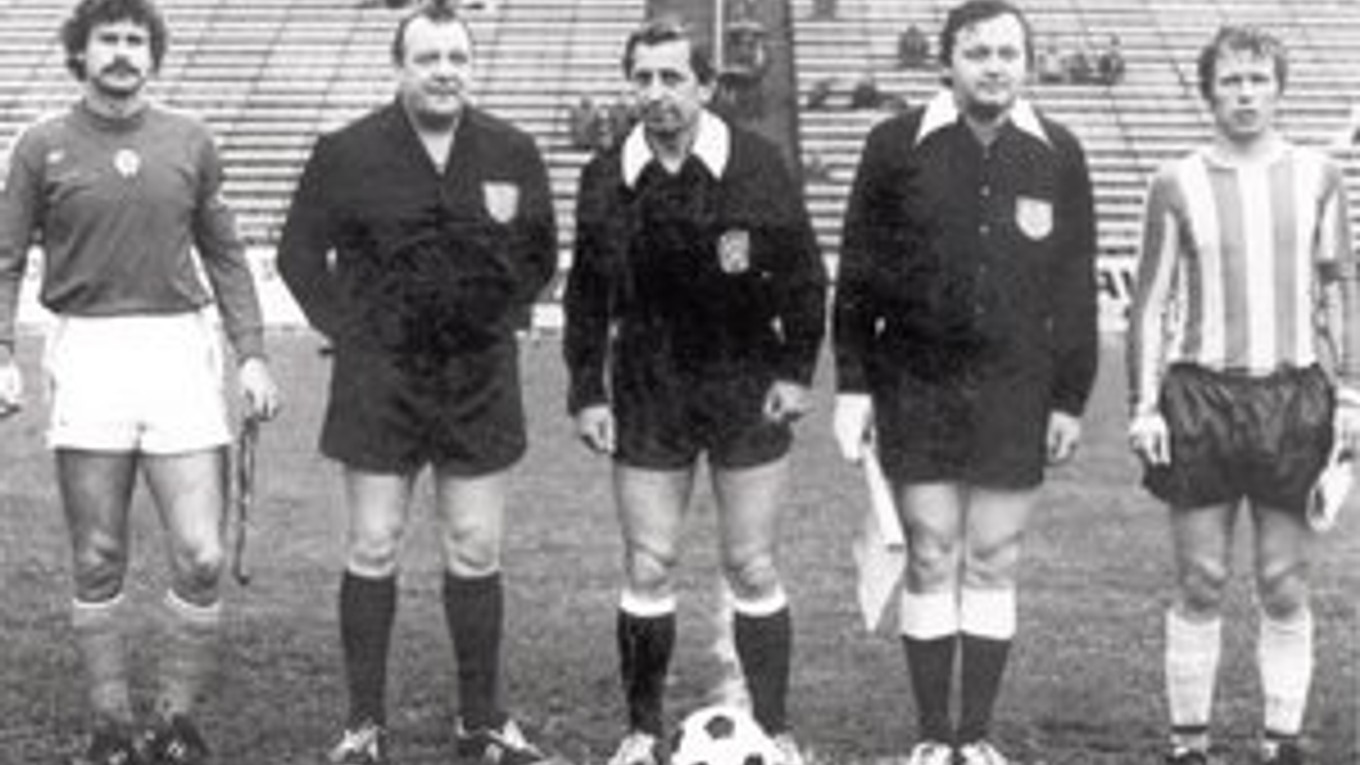 Najstarší! Z Košičanov, ktorí rozhodovali celoslovenské futbalové súťaže, je dnes najstarší Andrej Suhala (z rozhodcov prvý zľava).