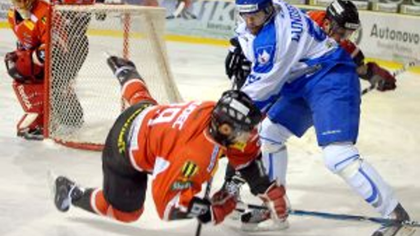 Emil Lundberg (v bielo-modrom)
