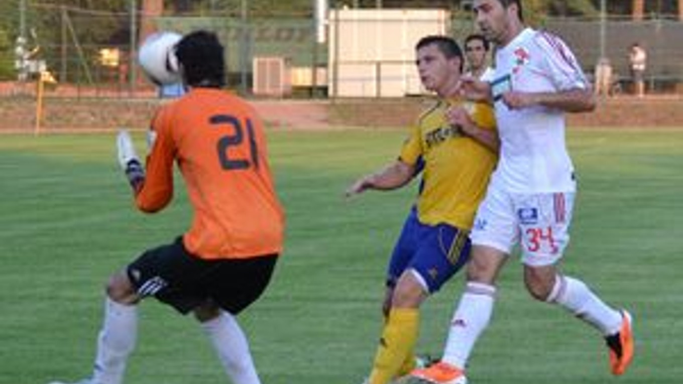 Brankár. Tofiloski zachraňuje pred dobiehajúcim hráčom Debrecínu za asistencie Čonku.