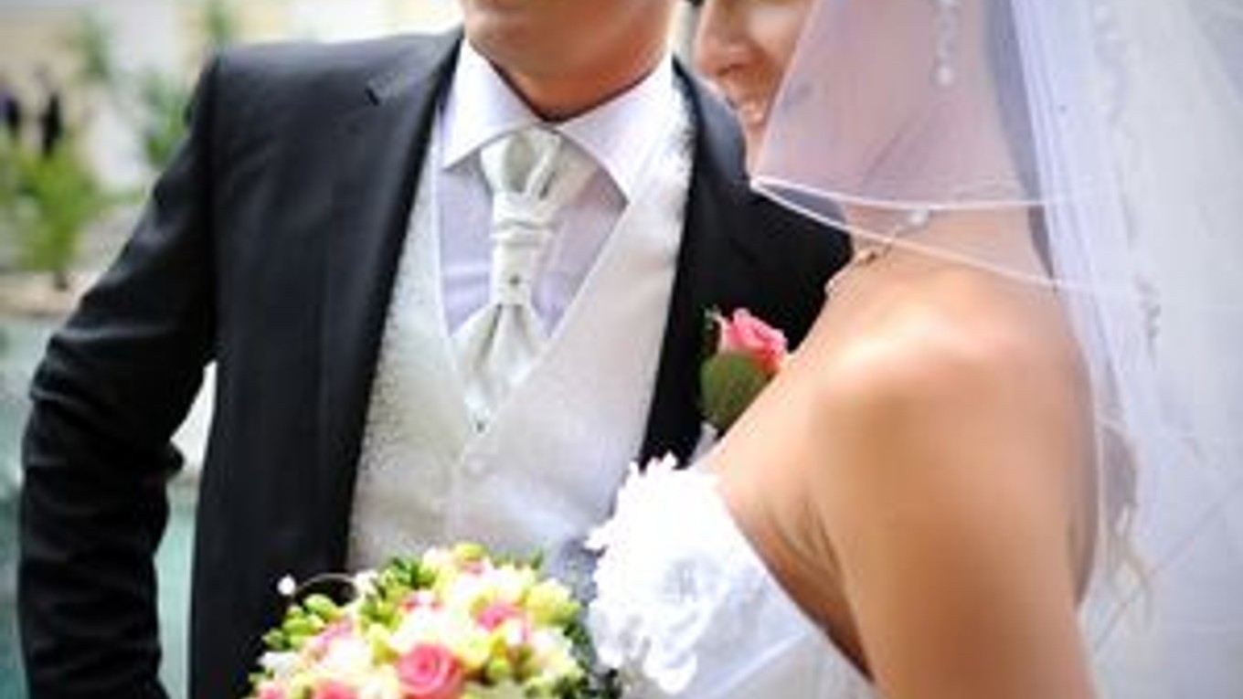 V svadobnom. Hokejista Peter Huba s manželkou.