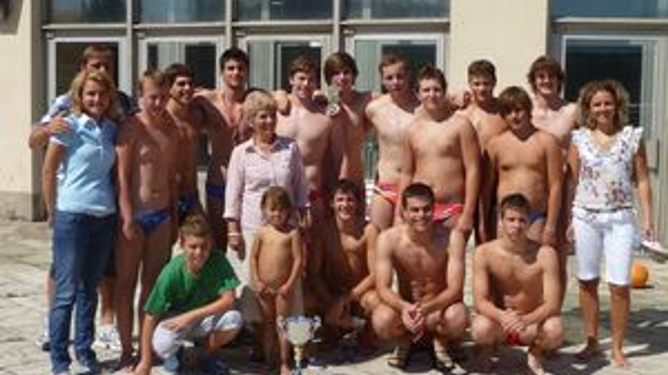 Víťazné družstvo. Hráči ŠKP aj s rodinnými príslušníkmi R. Štoffana - manželkou, dcérou a vnúčatami.