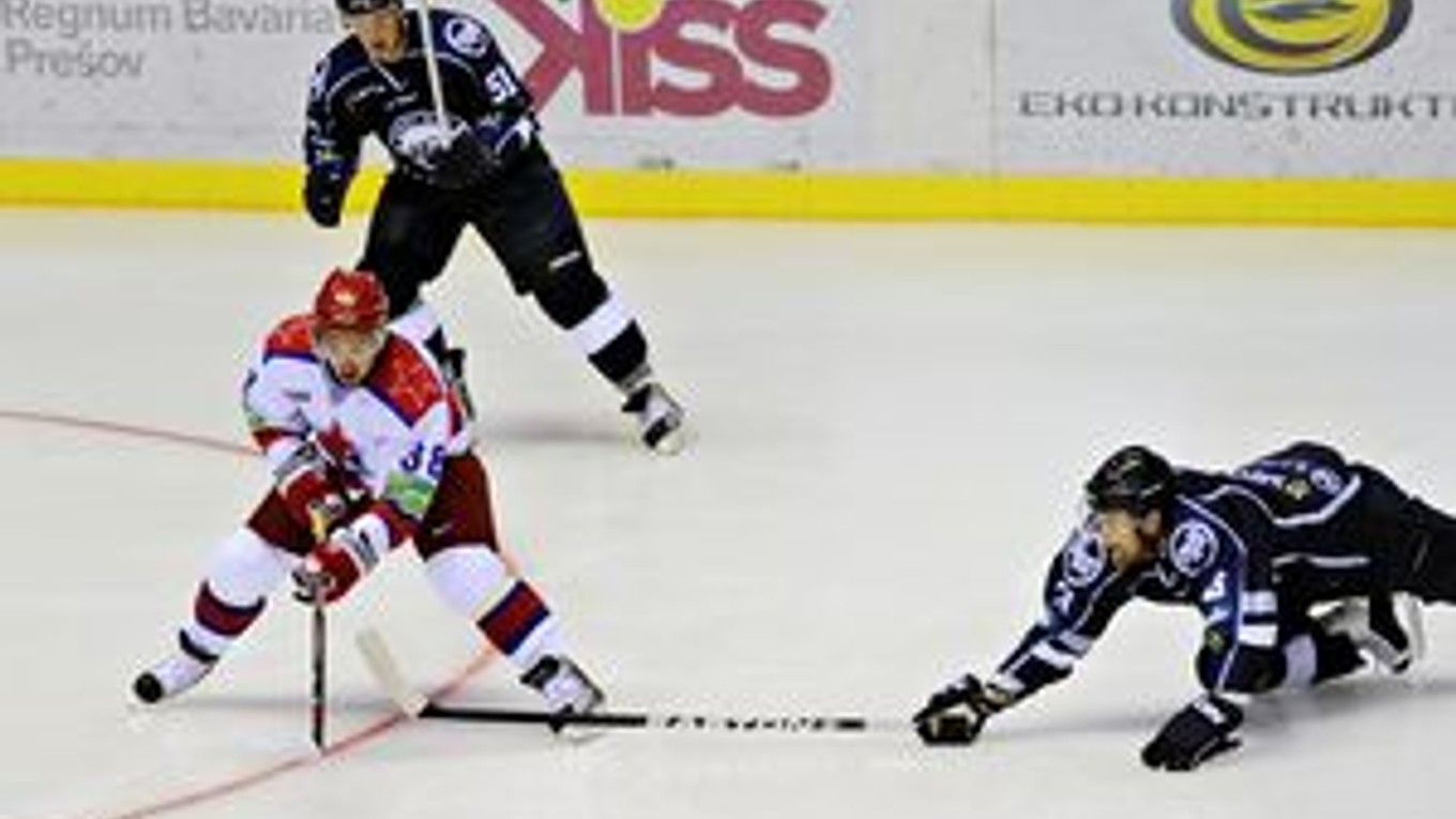 Nový hráč HC Košice. Erik Piatak (vľavo hore) v zápase oceliarov s CSKA Moskva na Cassovia Hockey Cupe.