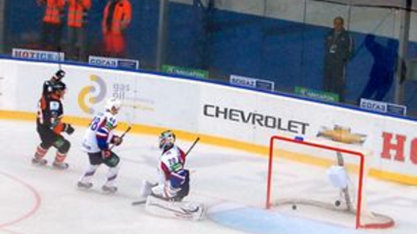 Je tam. Bartečko strieľa prvý gól levov v KHL.