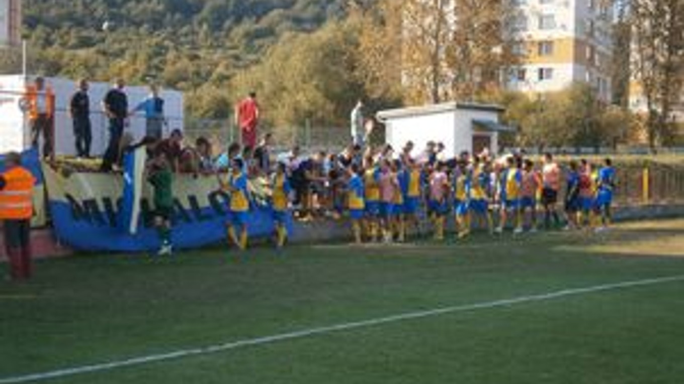 Ďakovačka v Mikuláši. Michalovských futbalistov prišla do Liptovského Mikuláša povzbudiť aj skupinka fanúšikov. Hráči sa im odmenili víťazstvom.