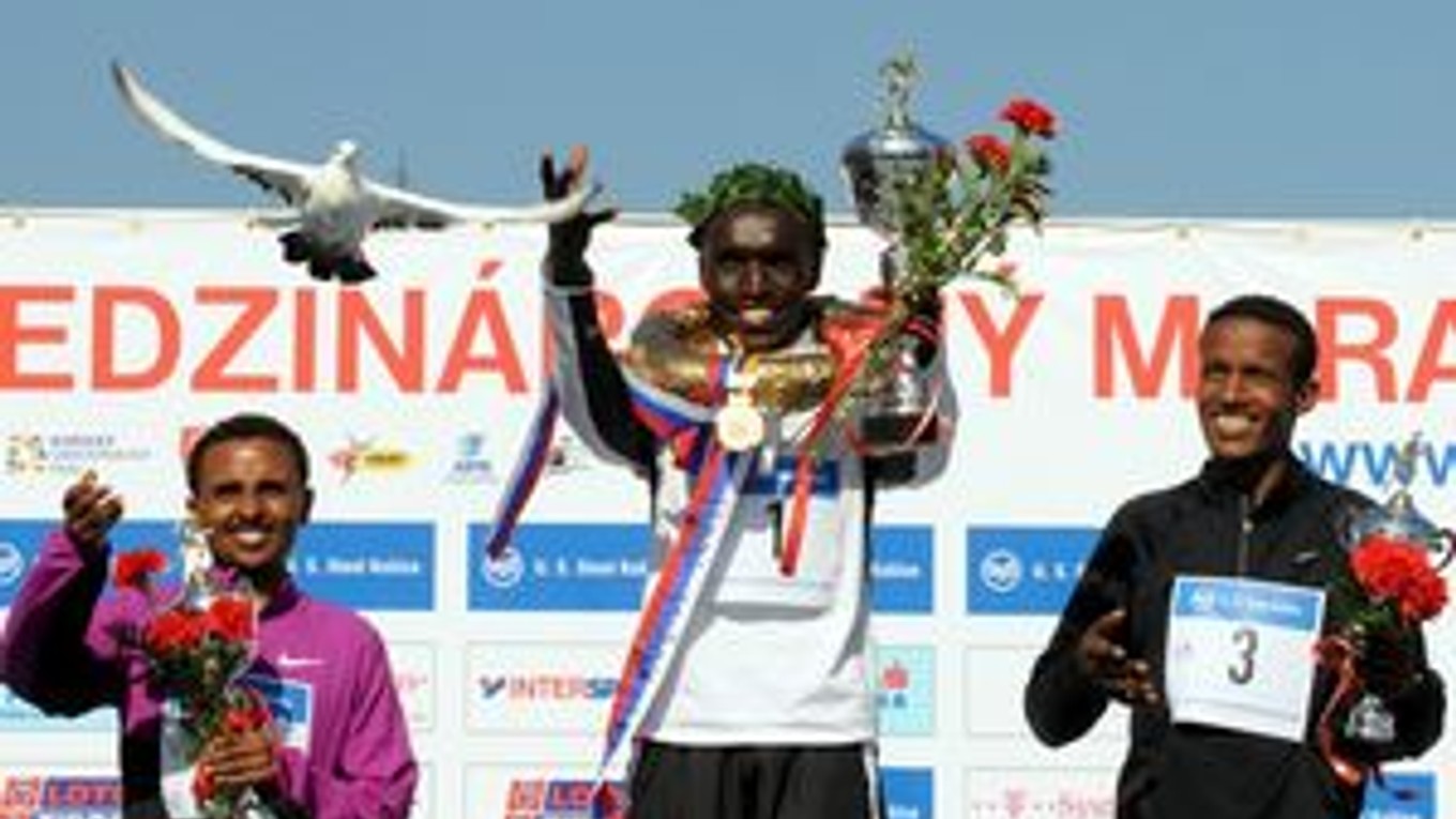 Na snímke uprostred víťaz Elijah Kiprono Kemboi z Kene, vľavo na druhom mieste Ebisa Merga Ejigu z Etiópie, vpravo na treťom mieste Gebo Burka Gameda z Etiópie.