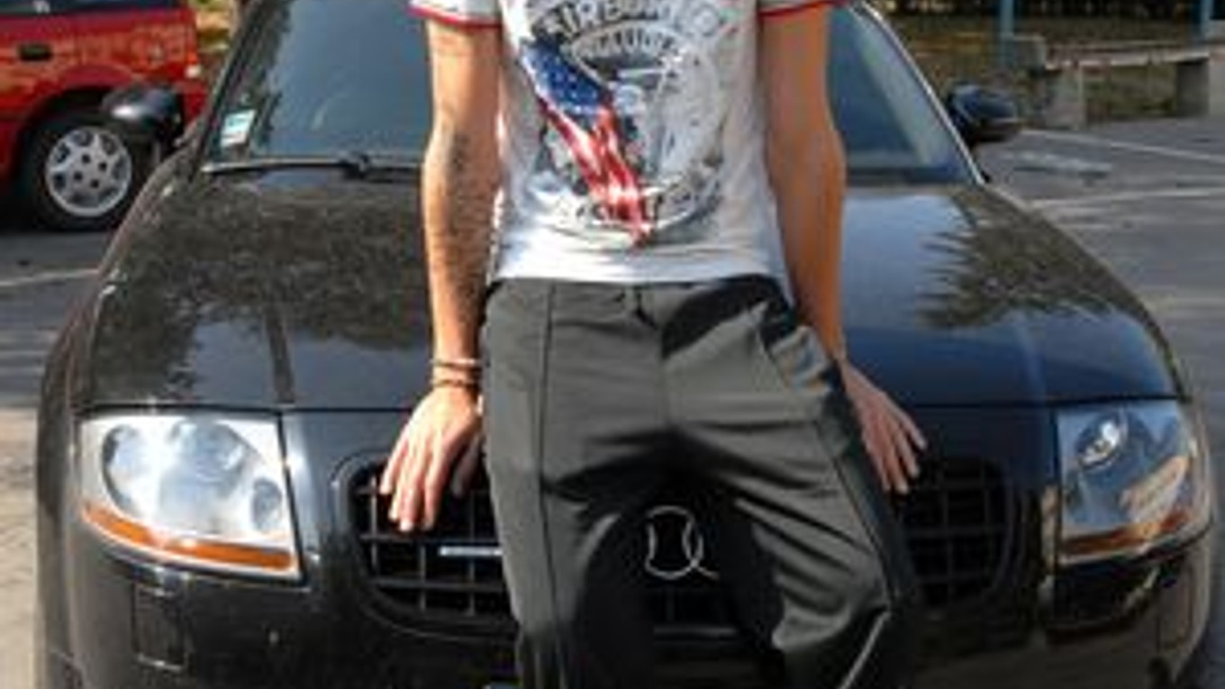 Elegán Škutka. Červené topánky, výstredné tetovanie.