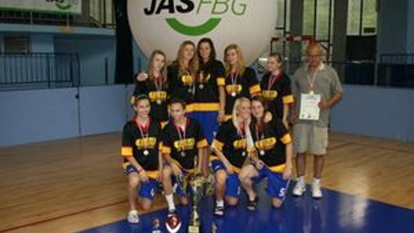 Úspešné kadetky. Zverenky trénera Miroslava Dirgu vyhrali aj turnaj v Poľsku.