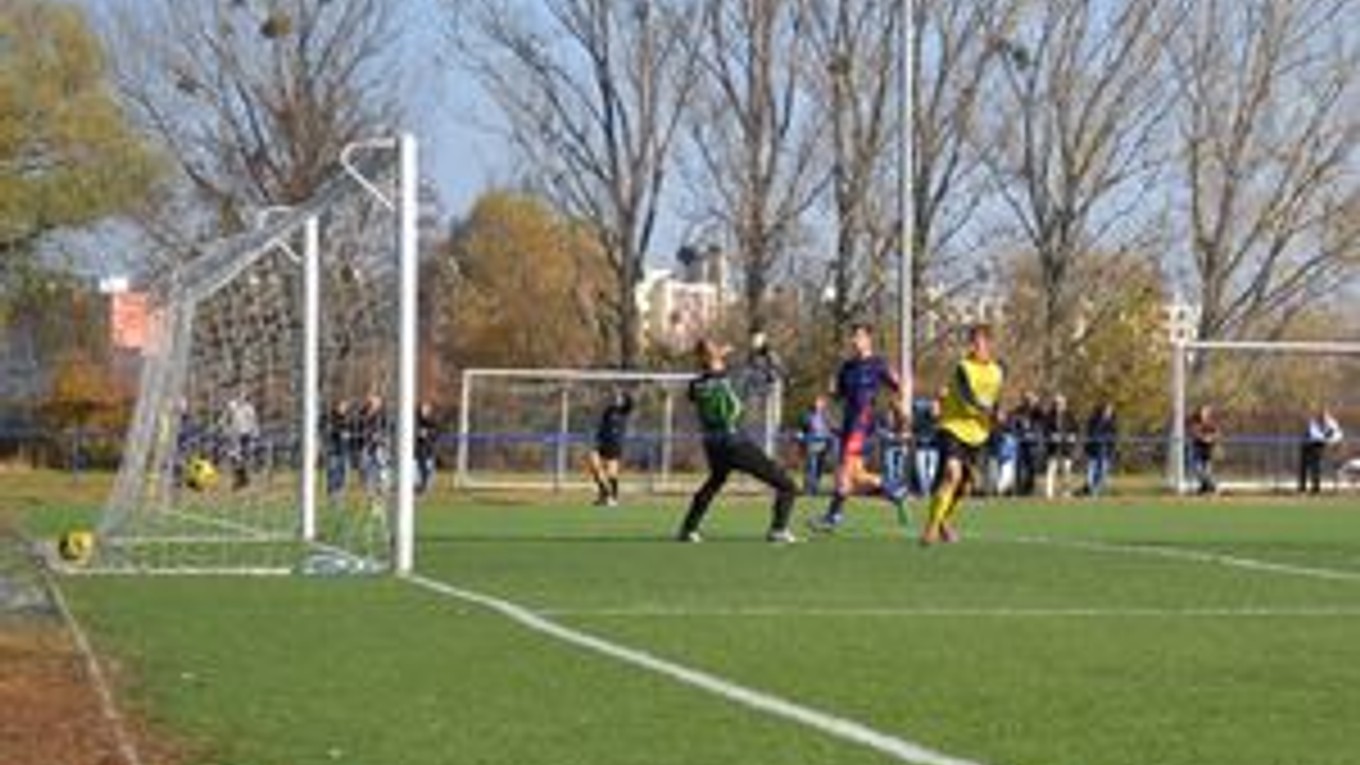 Michalovce B práve zvyšujú svoj náskok na dva góly. Brankára Bardejovskej Novej Vsi prekonal hlavou Oliver Podhorín (vpravo).