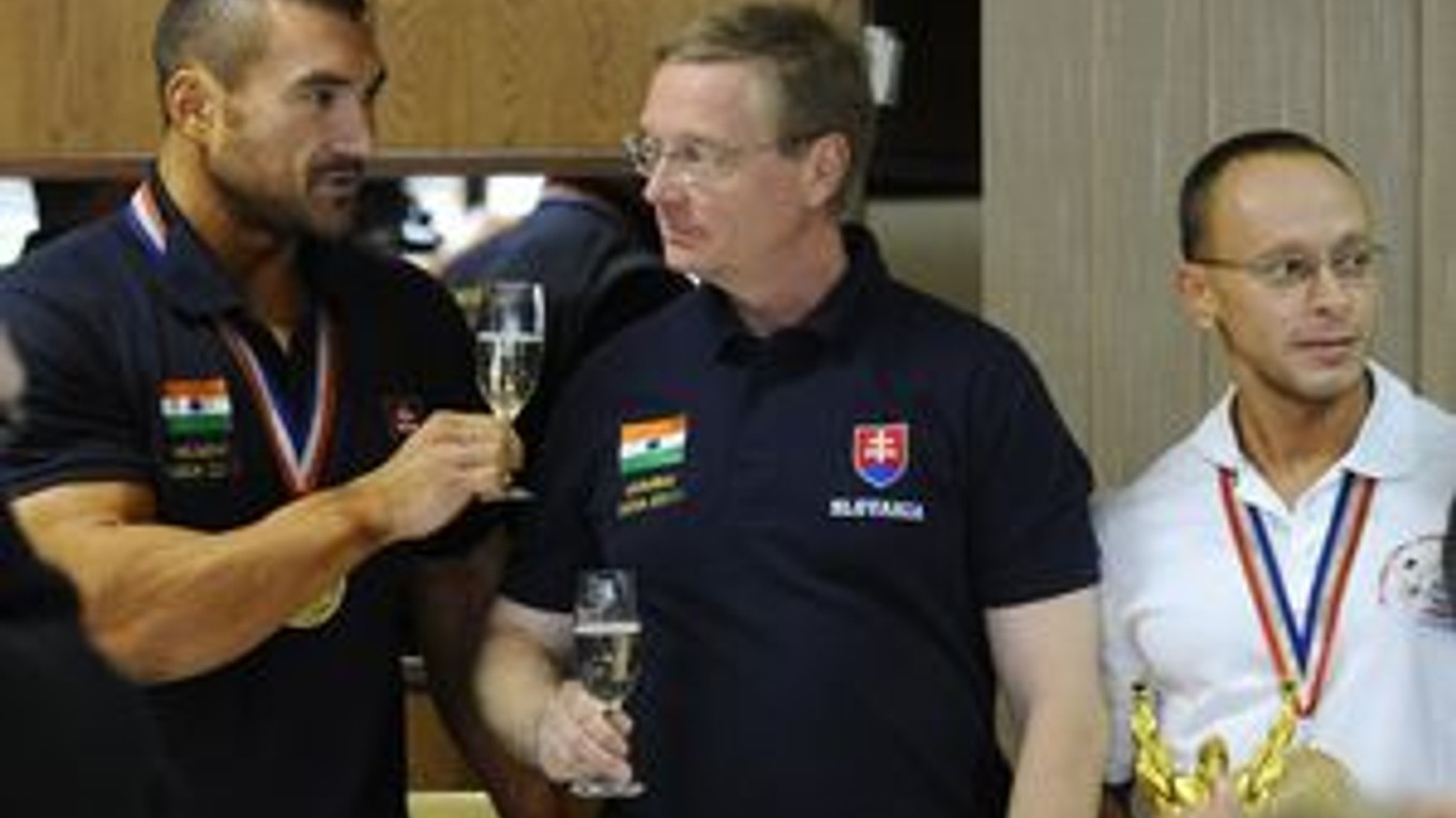 Šéf. Novým prezidentom SAKFST sa stal Milan Čížek (uprostred).