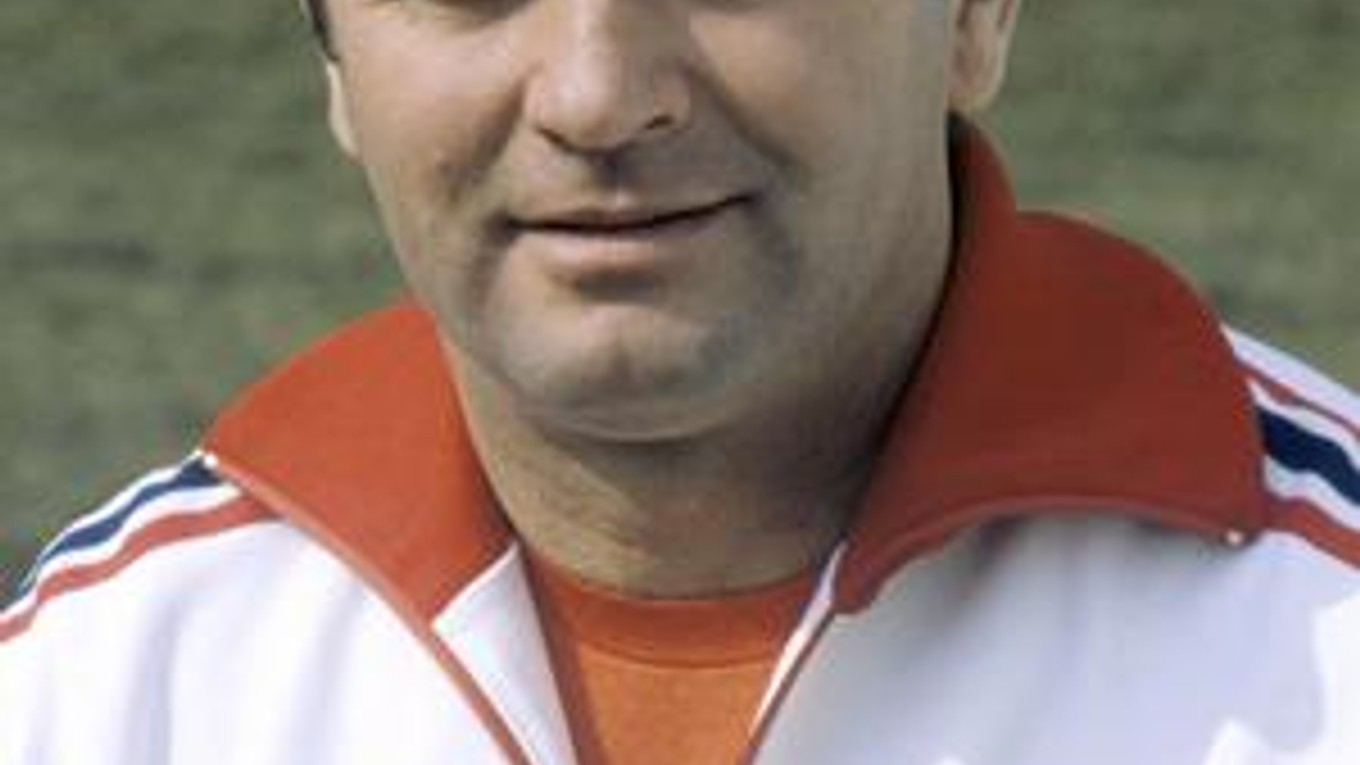Jozef Vengloš (na snímke ako tréner ČSSR v roku 1982) je v rámci FIFA a UEFA dobrým reprezentantom Slovenska.