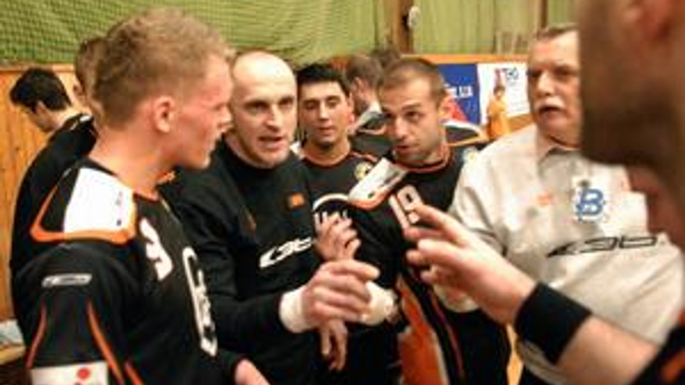Time out. Trénerská dvojica Dušan Timko (tretí zľava) a Ján Kolesár (druhý zľava) počas oddychového času mali čo povedať hráčom.
