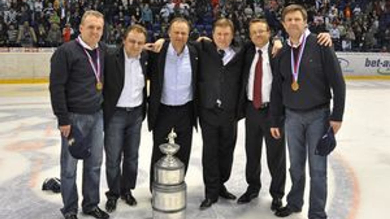 Spomienka na minulý rok. Vedenie klubu a tréneri HC po zisku majstrovskej trofeje. Juraj Mondík (druhý zľava).