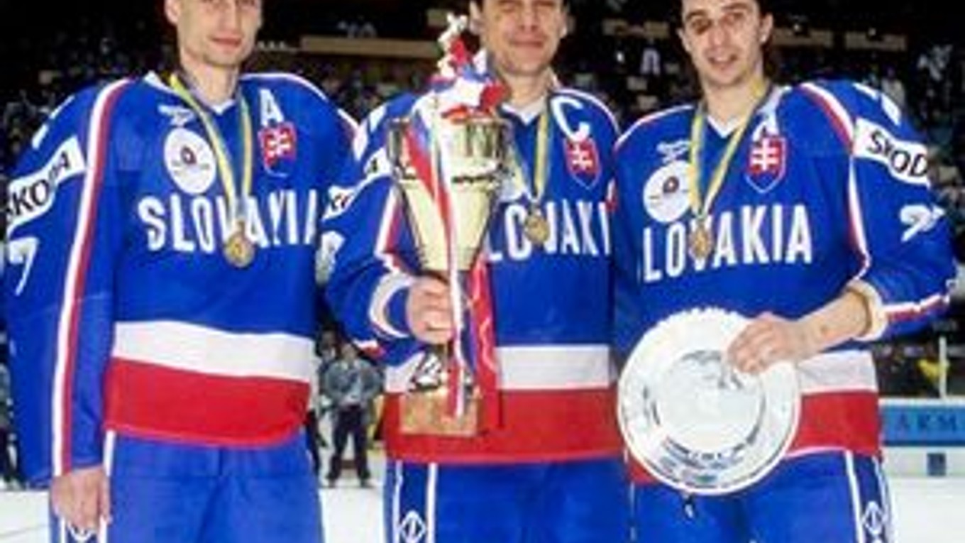 Radosť - Zľava Ľubomír Sekeráš, Oto Haščák a Ján Varholík s trofejami po víťazstve Slovenska na MS B-kategórie v roku 1995.
