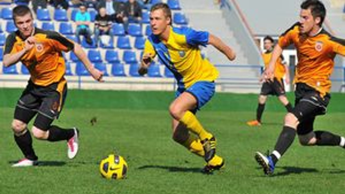 Michalovskí futbalisti doma nečakane zaváhali s Ružomberkom B. Kanonierovi MFK Zemplín Filipovi Serečinovi (s loptou) sa herne vôbec nedarilo.