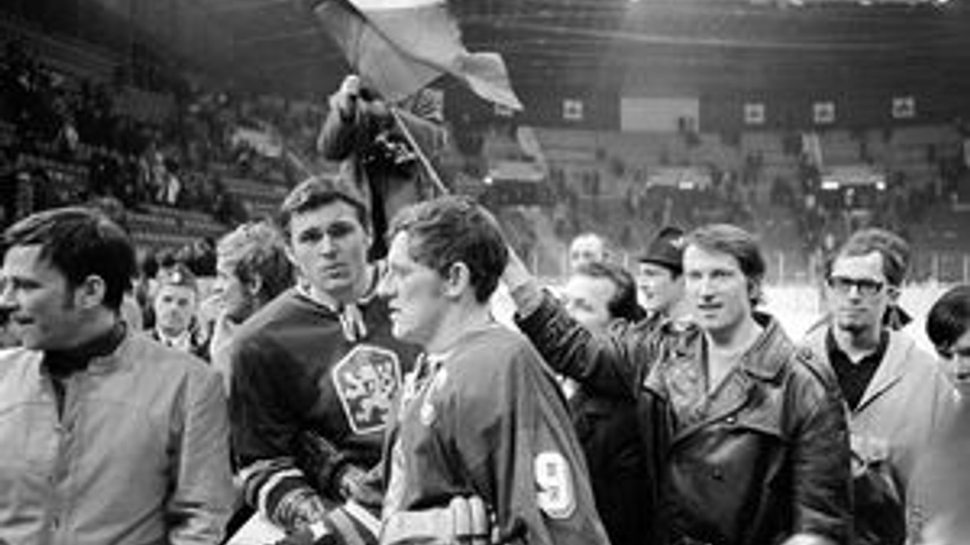 Štokholm 1969. Jozef Golonka a Václav Nedomanský po slávnom víťazstve 4:3 nad Sovietskym zväzom.