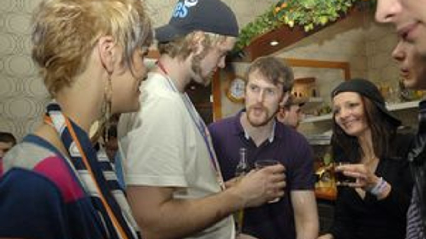 Druhý diel osláv. Michal Grman (vpravo) v bare, kam sa hokejisti presunuli so štadióna, oslavuje so spoluhráČom Slimákom.