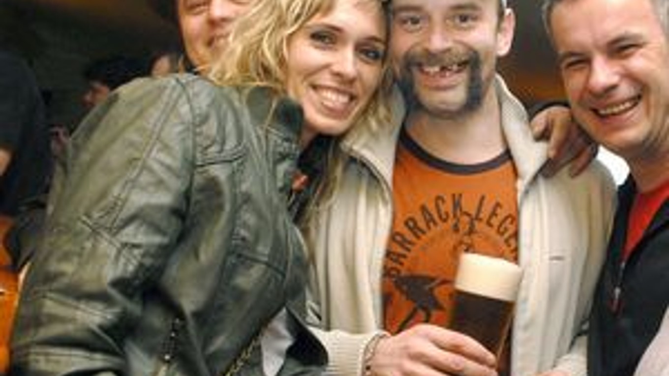 Recesista. Marek Vorel po čiastočnom oholení absolvoval prvú noc osláv s imidžom "ála lúpežník". Včera však už bol "nahladko".