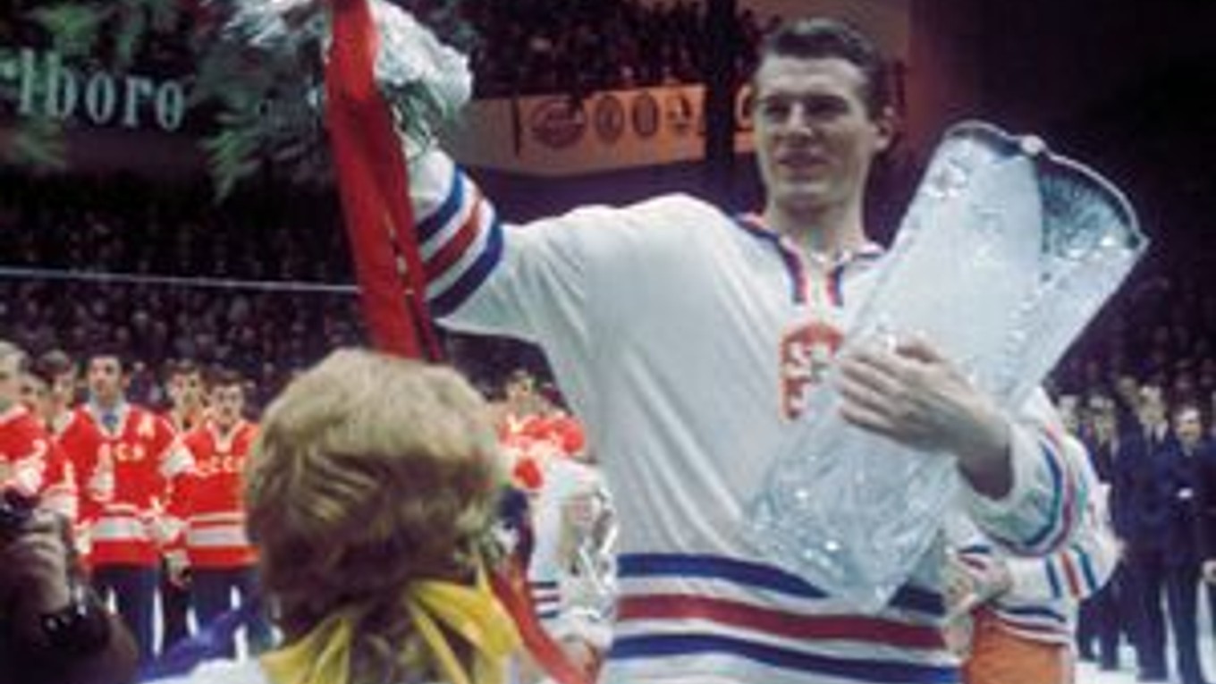 Svetový titul po 23 rokoch. Kapitán nášho mužstva František Pospíšil na najvyššom stupienku v Prahe v roku 1972.