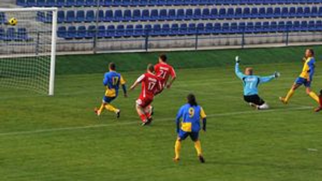 Gólový moment Michaloviec v podaní Filipa Serečina. Dvanásty gól kanoniera MFK Zemplín (vpravo) v sezóne napokon stačil iba na remízu.
