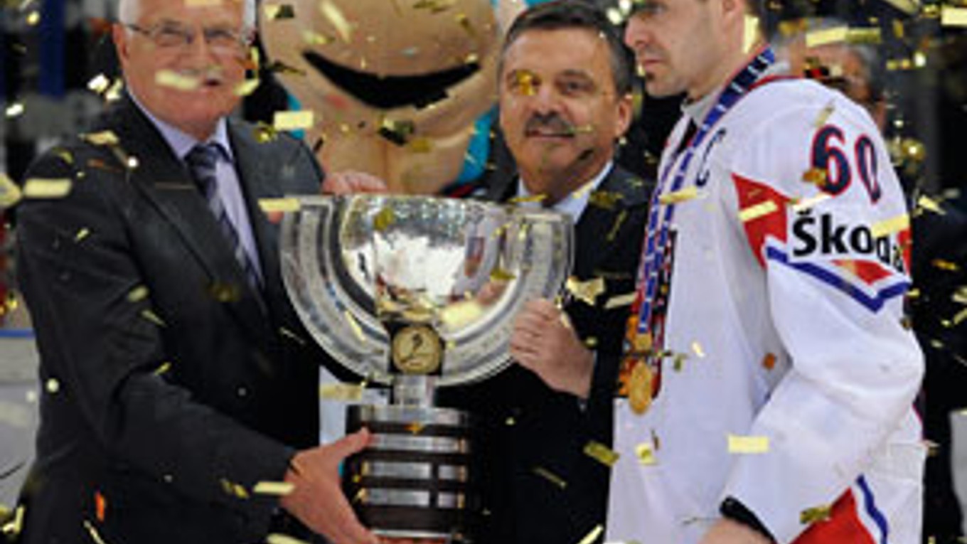 Takto Fasel odovzdával trofej posledným majstrom sveta Čechom.