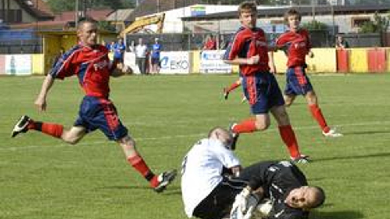 V snahe loptu dostihnúť sa hráč Barce zrazil s brankáorm krásnej Alexandrom Cstalósom.