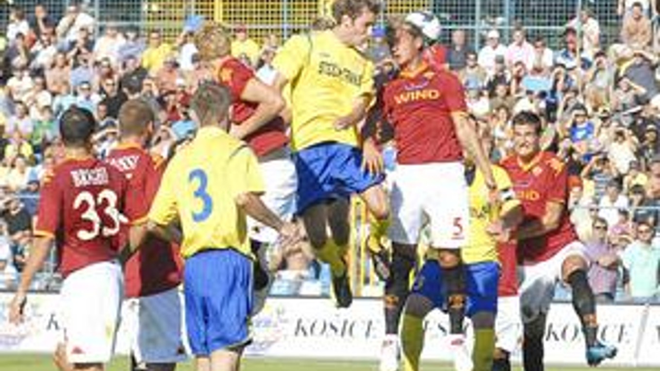 Košický kapitán. V súboji s Francúzom Mexesom v pamätnom zápase proti AS Rím v Európskej lige.