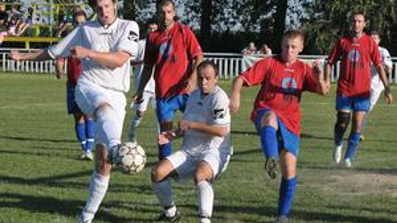 Vytúženej desiatky sa domáci diváci nedočkali. Futbalisti V. Revíšť nasúkali súperovi osem gólov, z toho päť v prvom polčase.