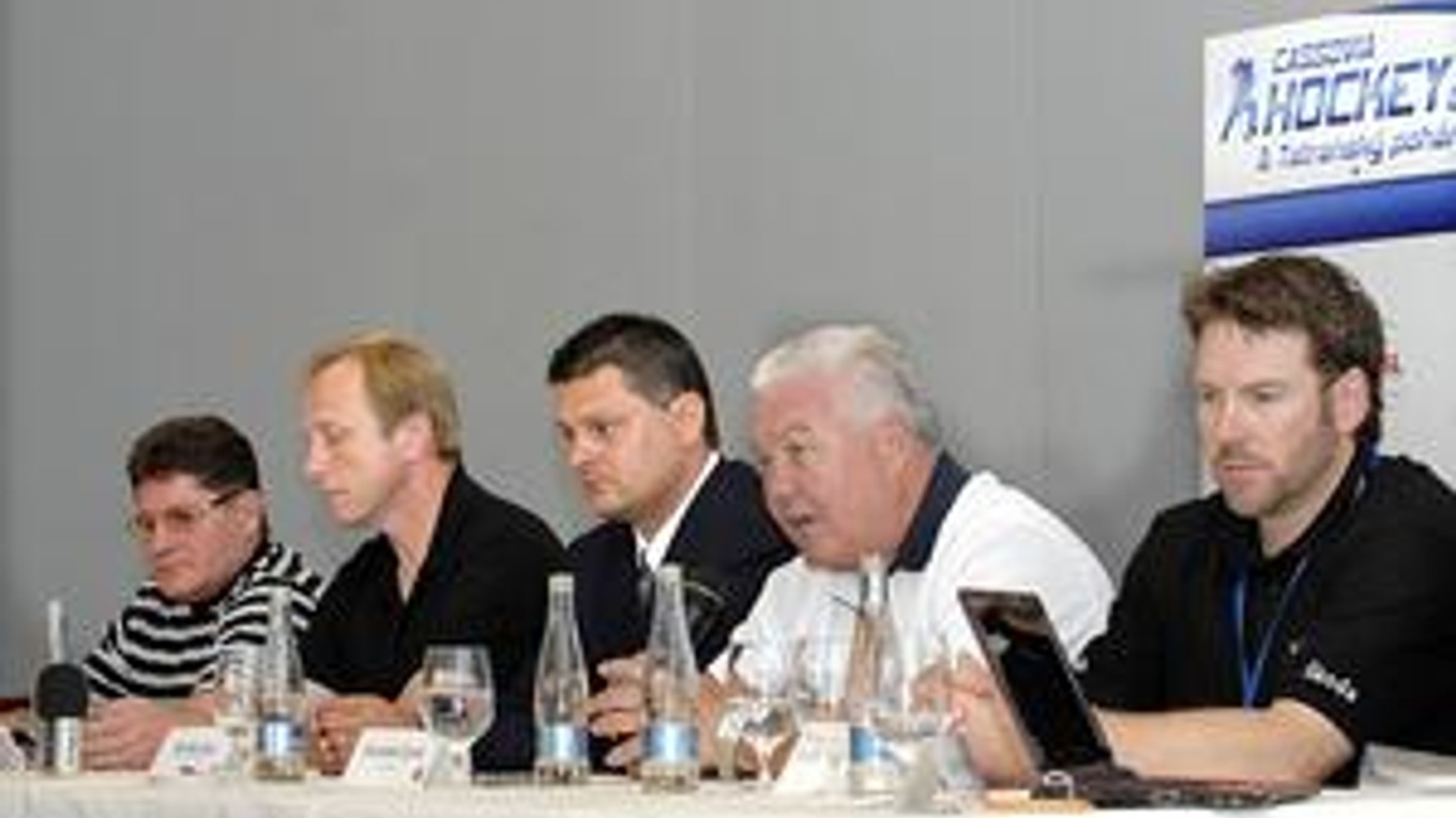Tlačová konferencia. Zľava: Makarov, Nemčinov, Kiss, Černík a Fedorchuk.