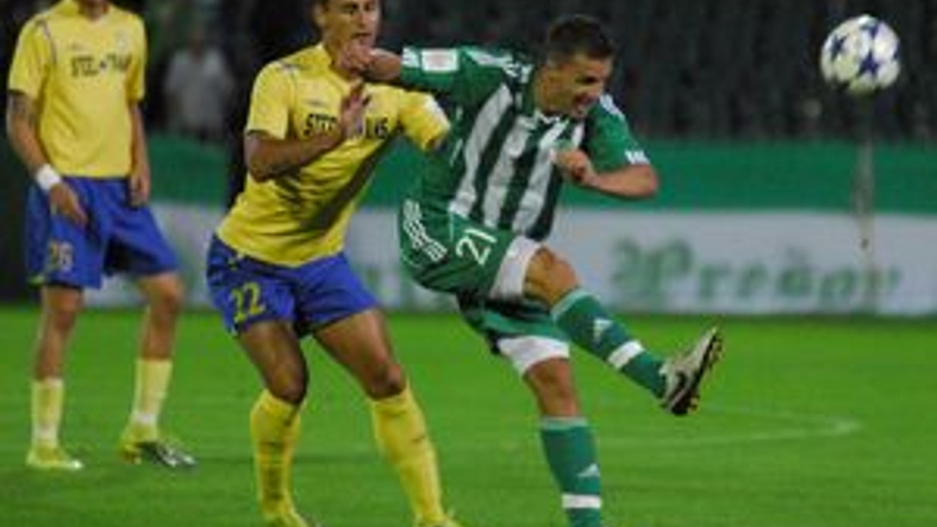 Strieľa futbalista Tatrana Martin Baran, prizerajú sa Pavol Jurčo (uprostred) a vľavo Dávid Škutka (obaja MFK Košice).