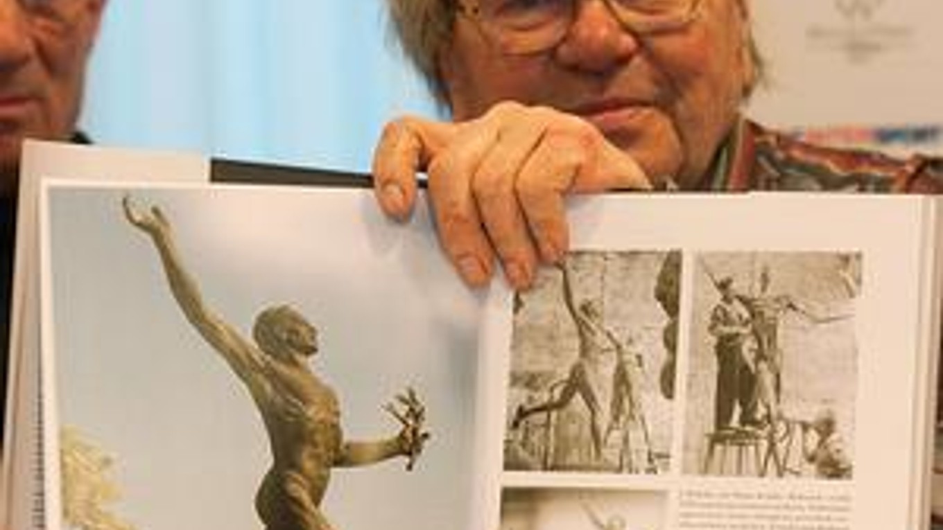 Jubilant. Akademický sochár Arpád Račko, a dôkaz o tom, ako sa rodilo jeho maratónske dielo.
