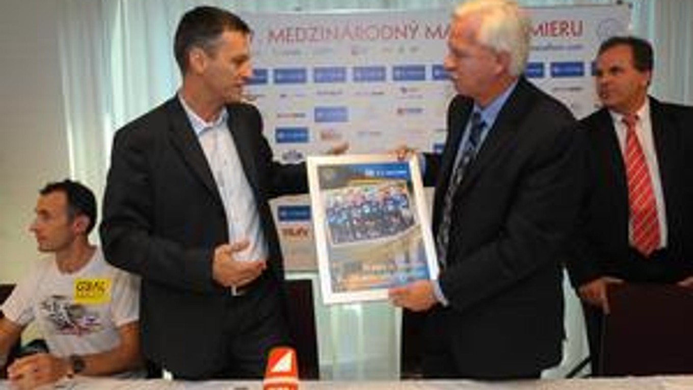 Desaťročná spolupráca. Prezident U. S. Steel Košice George Babcoke (vpravo) sa potešil vkusnej plakete z rúk riaditeľa pretekov Branislava Koniara.