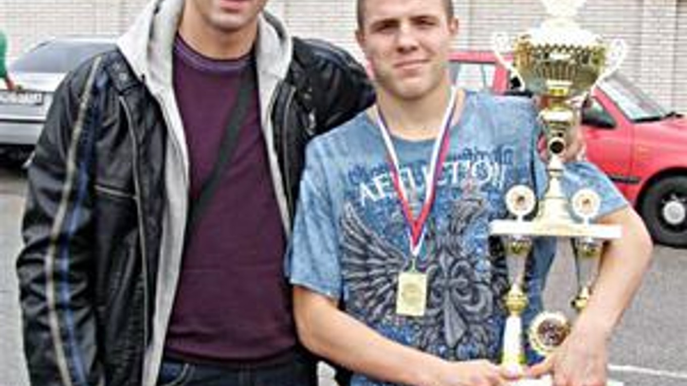 Hrdý majster sveta. Pavol Gaško (vpravo) s trénerom Petrom Onuščákom.