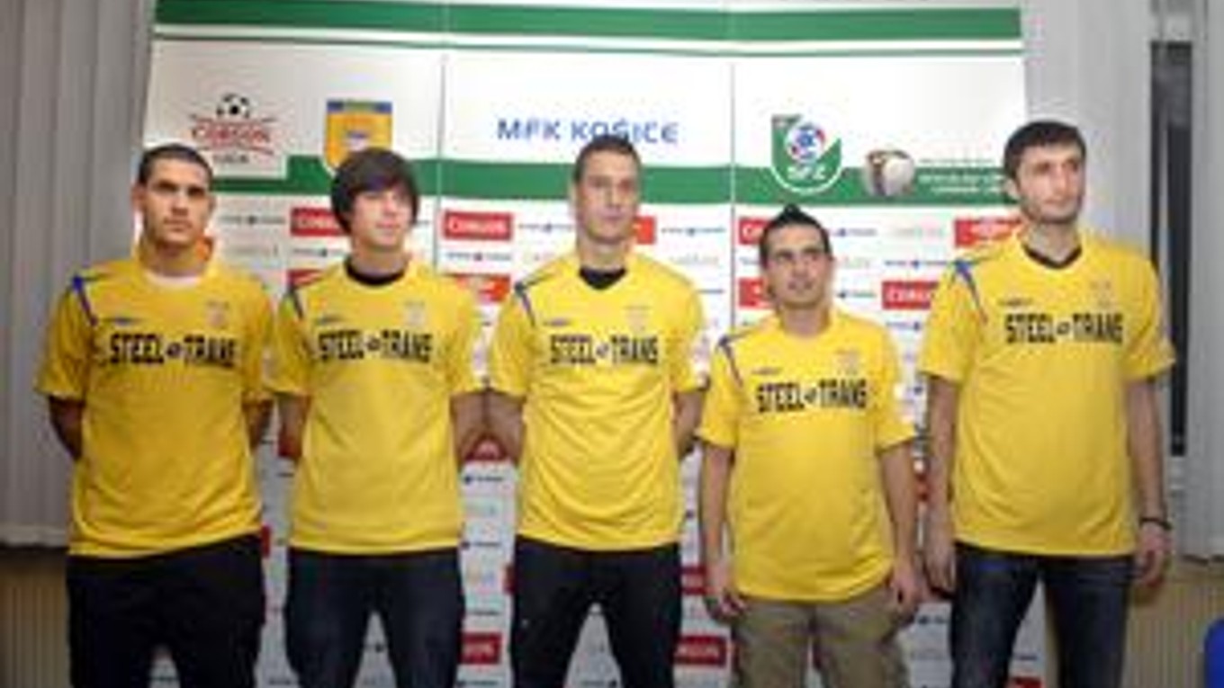 Pätica nových hráčov. MFK dnes predstavil legionárske posily - zľava: Megias, Stoeten, Fernandez, Paunovič a Djokovič.