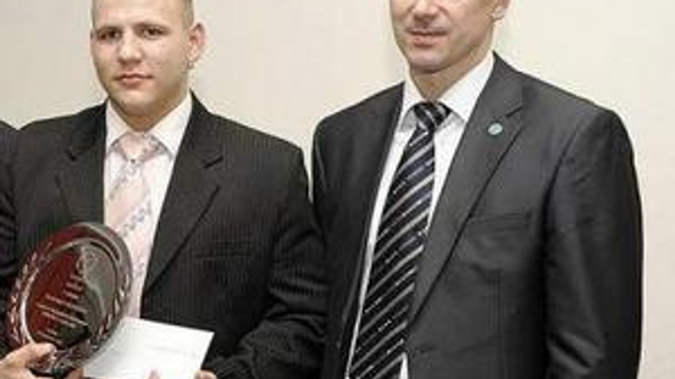 Laureát. D. Hegyes (vľavo) s prezidentom SZKB Petrom Onuščákom.
